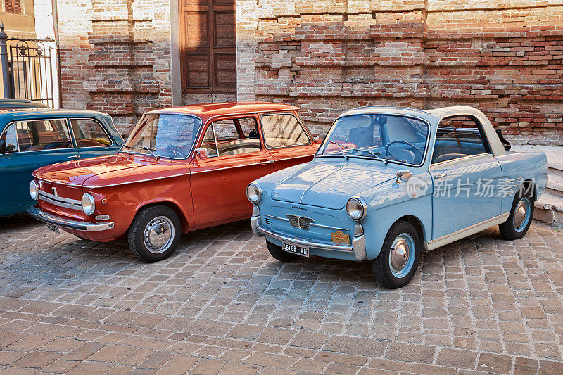 2019年9月29日，古董车NSU Prinz 4L(1972)和Autobianchi Bianchina Trasformabile(基于菲亚特500的汽车- 1959)在意大利的古董车会议上举行